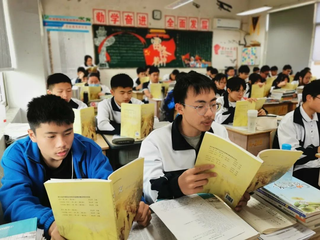 龙港职专举办“好书伴我行，书香满龙港”读书活动